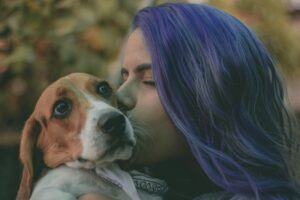 Wie Hunde Menschen mit ADHS durch die Stärkung von Entspannung und Konzentration helfen können